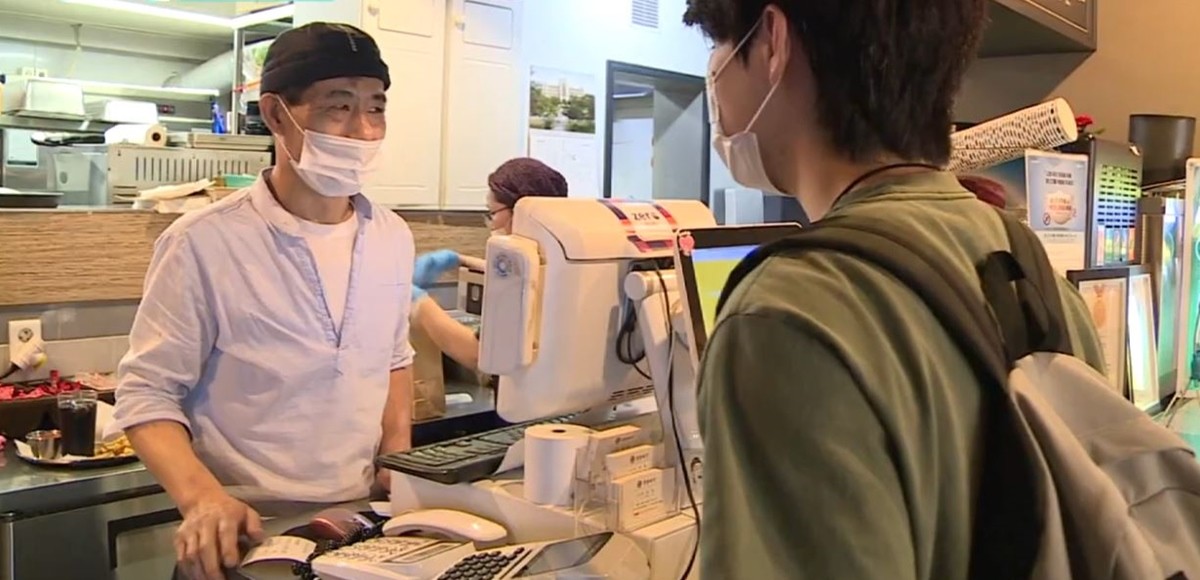 재개점한 매장에서 손님을 맞는 이영철 씨. / 유튜브 채널 '딜라이브 다큐'