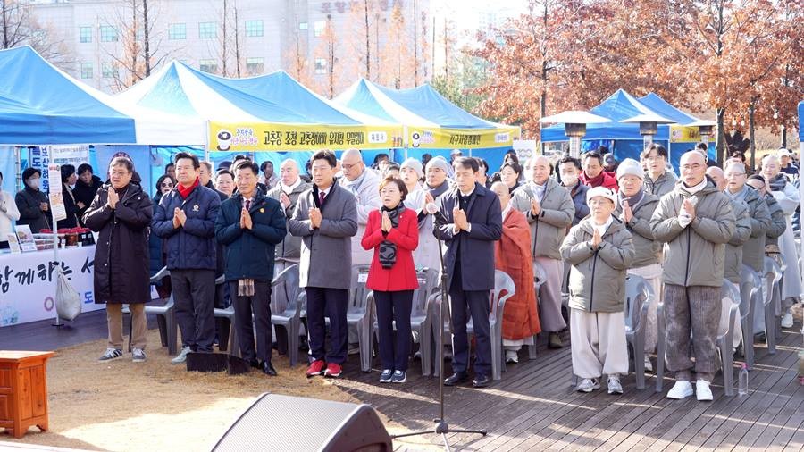 포항불교사암연합회는 13일 동지를 앞두고 포항 시민들과 함께하는 ‘동지 팥죽나눔 행사’를 개최했다./이하 연합회
