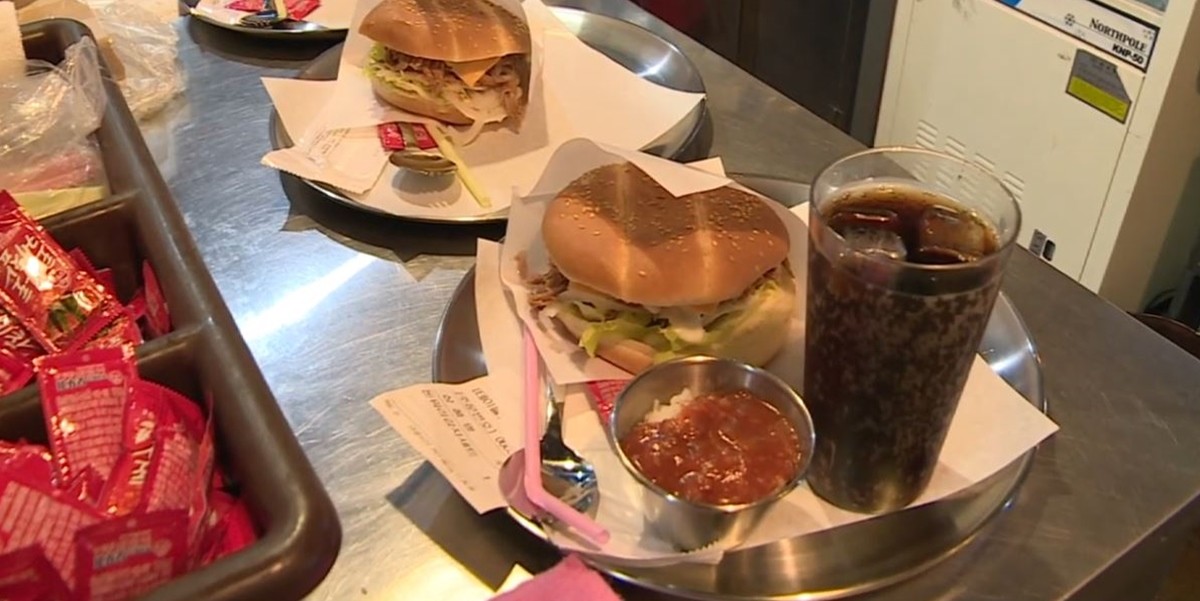 재개점 가게에서 판매하는 '돈 워리 버거'. / 유튜브 채널 '딜라이브 다큐'