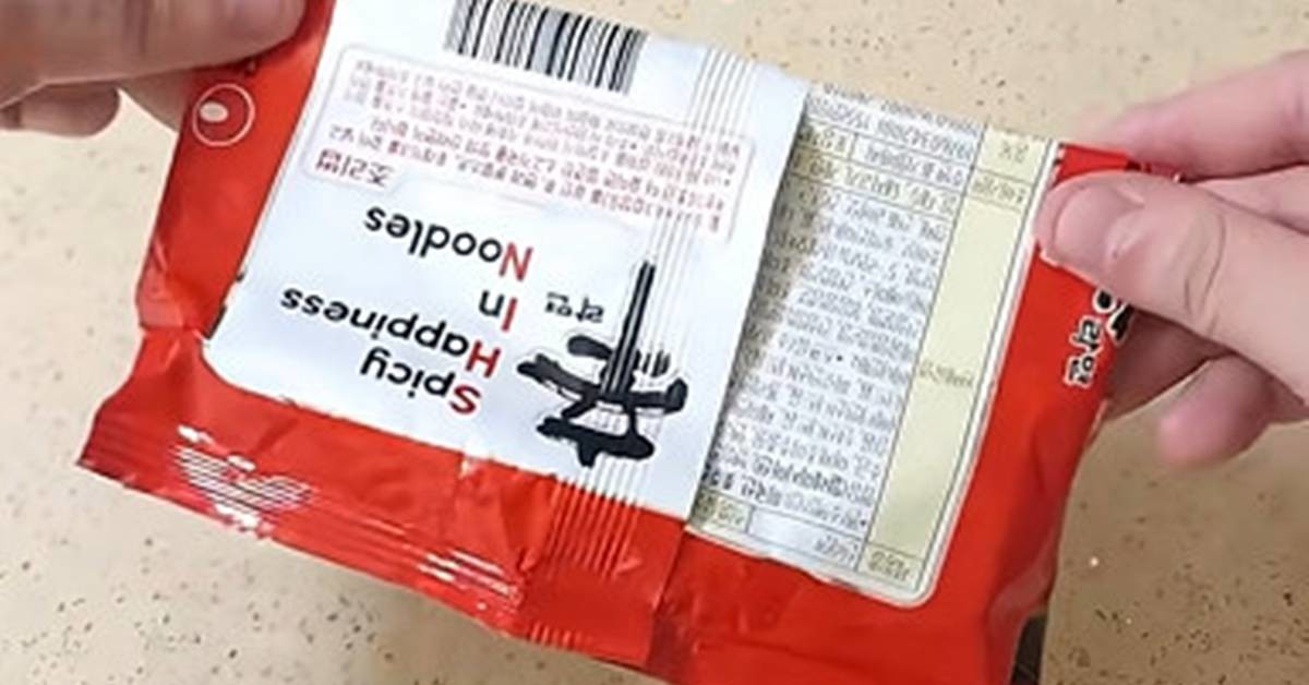 라면 봉지를 반으로 접는 모습 / 유튜브 '살림연구소 오클'