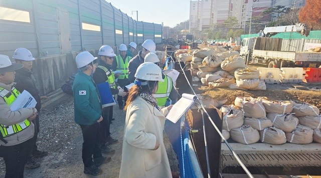 김석웅 광산구 부구청장 등이 12일 공공 건설공사장인 우산동 우수 저류시설 조성 현장을 찾아 안전관리 실태를 점검했다.