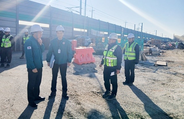 김석웅 광산구 부구청장 등이 12일 공공 건설공사장인 우산동 우수 저류시설 조성 현장을 찾아 안전관리 실태를 점검했다.