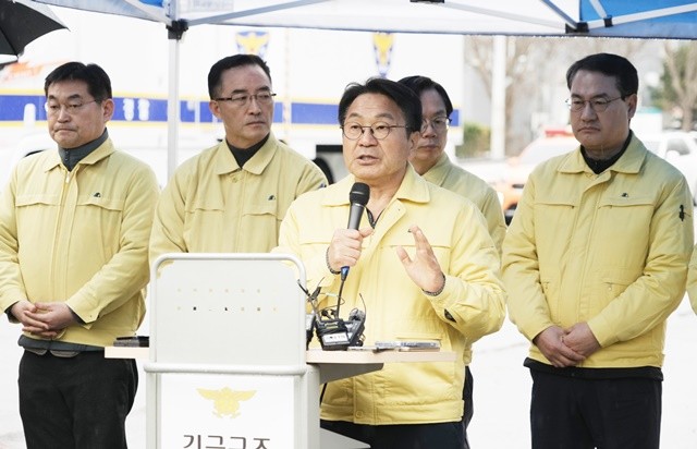 강기정 광주광역시 재난안전대책본부장은 구조 작업이 완료된 13일 오후 광주대표도서관 건립 붕괴사고 현장에서 브리핑을 하고 있다. /광주광역시 제공