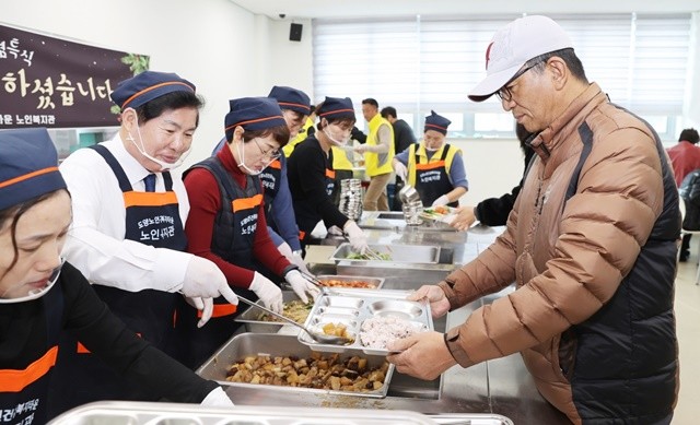 공영민 고흥군수가 11일 도양노인건강복지타운에서 열린 ‘2025년 연말 송년행사’에서 어르신들에게 음식을 제공하며 급식봉사에 나서고 있다.