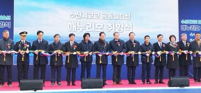 전남·경북·인천·경남·충남 등 5개 시도교육청과 교육부, 해양수산부 관계자들이 12일 부산해양경찰서 부두에서 ‘수산계고교 공동실습선 해누리호 취항’기념 테이프 커팅을 하고 있다.