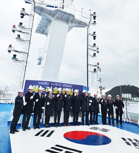 전남·경북·인천·경남·충남 등 5개 시도교육청과 교육부, 해양수산부 관계자들이 12일 해누리호에서 기념촬영을 하고 있다.