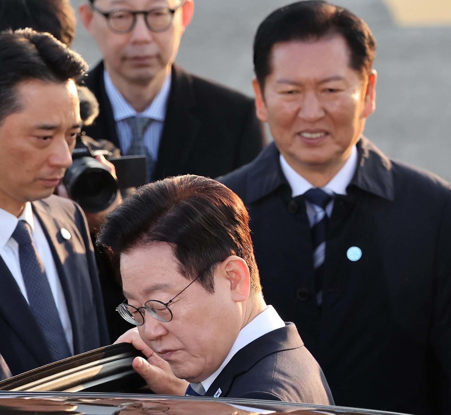 아프리카·중동 4개국 순방 일정을 마무리한 이재명 대통령이 11월 26일 오전 경기도 성남시 서울공항을 통해 귀국해 차량에 탑승하고 있다. / 뉴스1