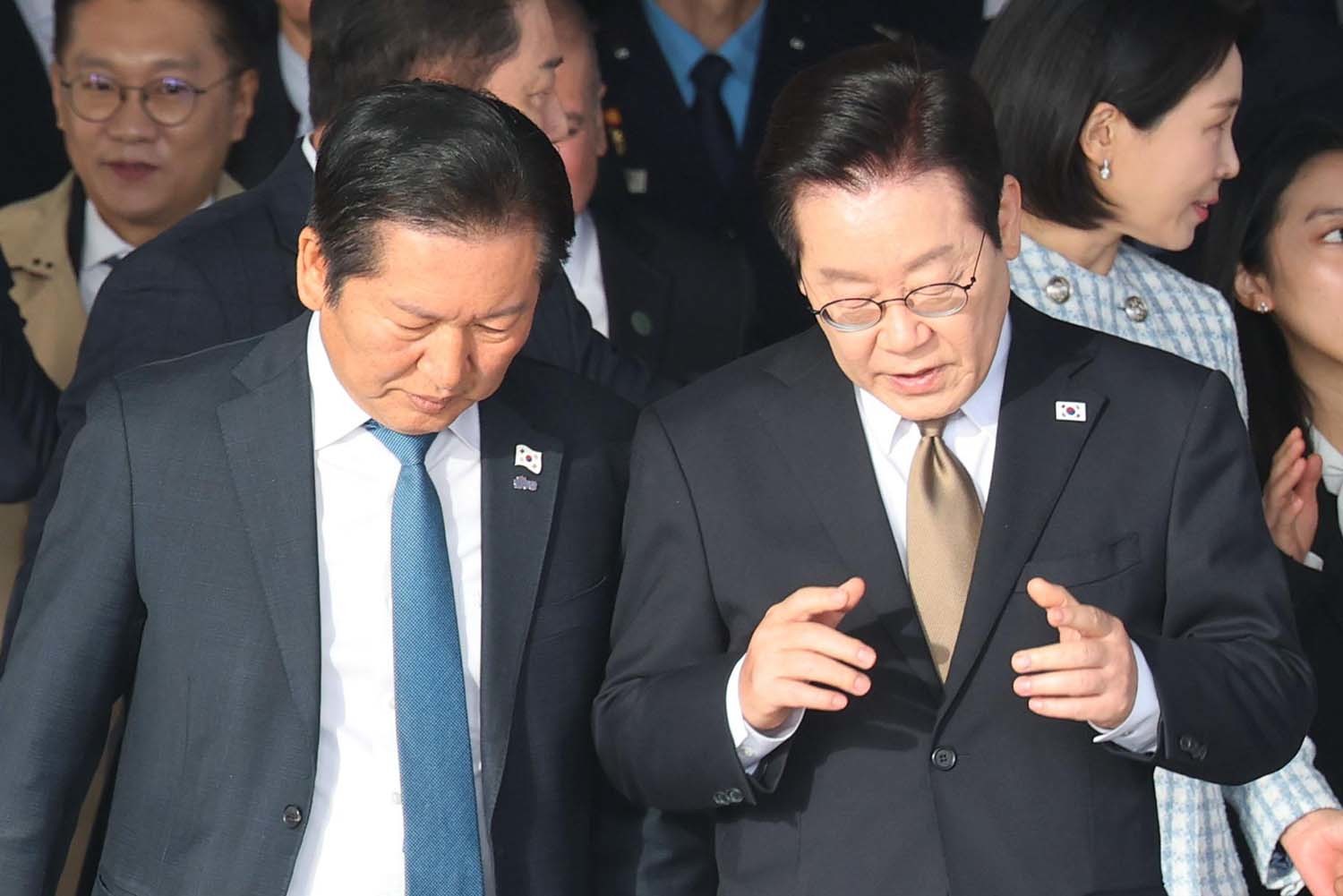 이재명 대통령이 11월 17일 오전 주요 20개국(G20) 정상회의 참석을 계기로 아프리카와 중동 등 4개국 순방을 위해 경기 성남 서울공항에 도착, 정청래 더불어민주당 대표와 대화하며 공군1호기로 이동하고 있다. / 뉴스1