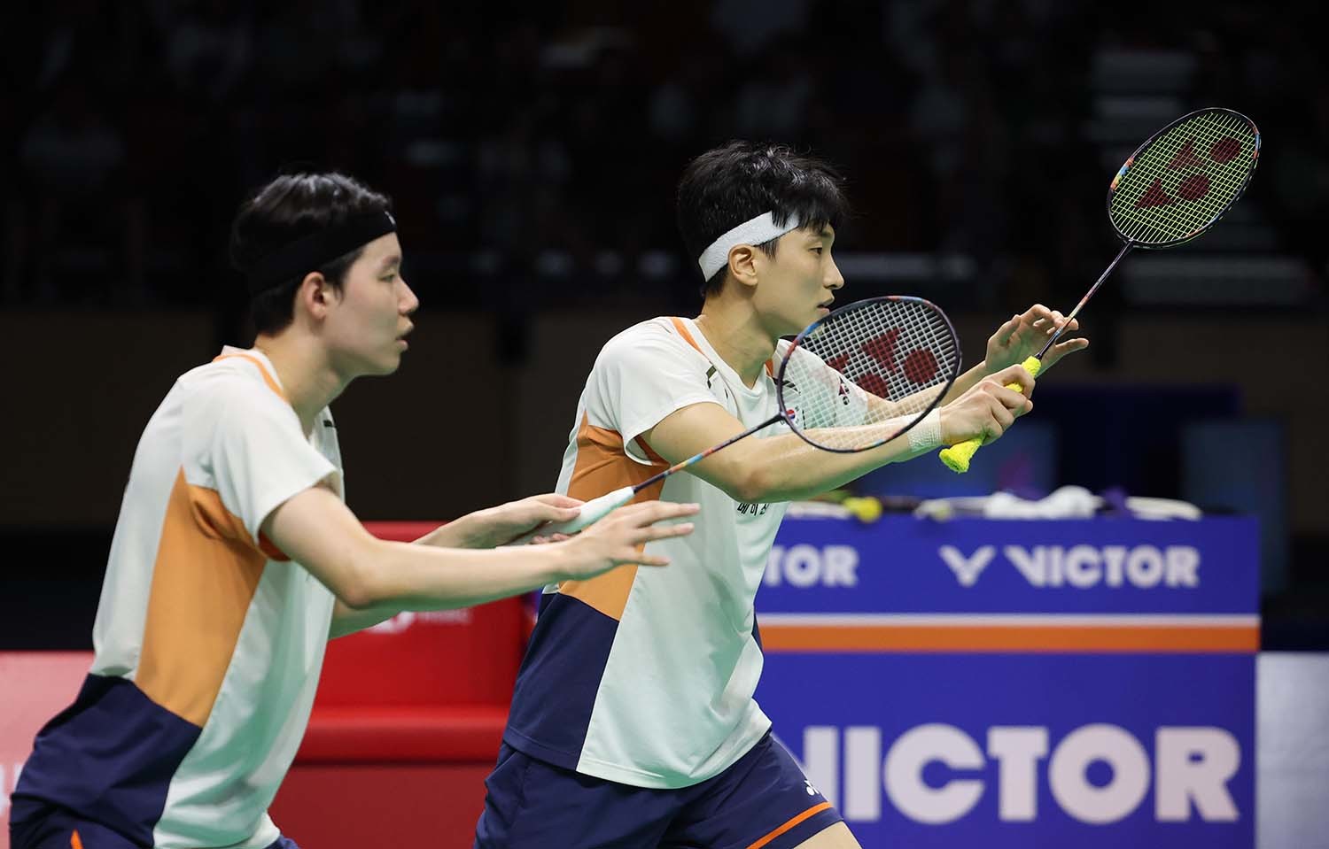 김원호, 서승재가 9월 28일 경기 수원시 장안구 수원종합운동장에서 열린 '2025 세계배드민턴연맹(BWF) 월드 투어 코리아오픈(슈퍼 500)' 남자복식 결승전에서 인도네시아 파자르 알피안과 무하마드 쇼히불 피크리를 상대로 경기를 치르고 있다. / 뉴스1