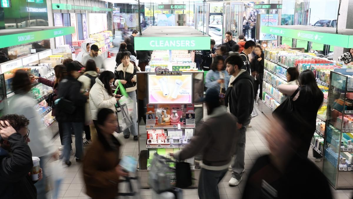 서울의 한 올리브영에서 외국인들이 화장품을 고르는 모습.  / 연합뉴스