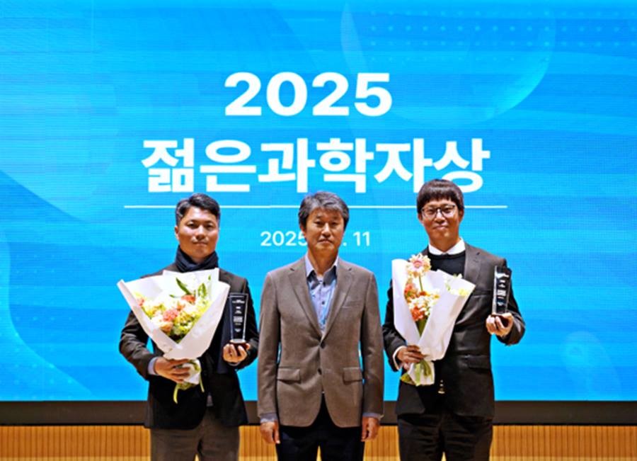 2025 젊은과학자상 시상식에서 송호준 에코프로 대표(가운데)가 에너지 분야 수상자 UST(과학기술연합대학원대학교) 전기기능소재공학 박준우 교수(오른쪽), 환경 분야 수상자 연세대학교 화공생명공학과 김대우 교수(왼쪽)와 기념사진을 촬영하고 있다./에코프로