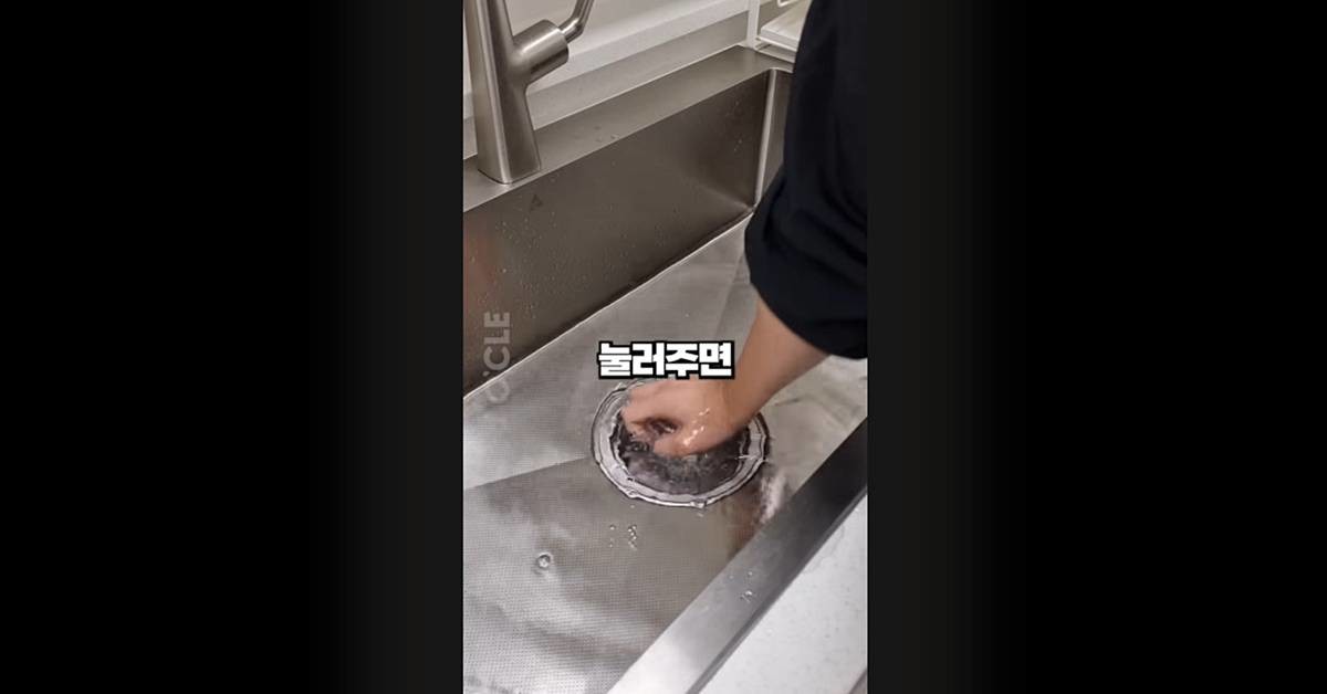 페트병 중 가장 잘 맞는다는 파워에이드 병 / 유튜브 '살림연구소 오클'