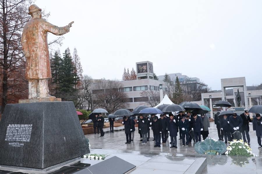 포항시는 지난 12일 고 청암 박태준 포스코 명예회장 서거 14주기를 맞아 포스텍 노벨동산에 있는 청암 박태준 동상을 찾아 헌화하고 참배했다./포항시