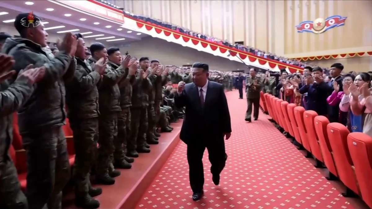 김정은 국무위원장이 공병부대원들의 귀국을 환영하는 축하공연에서 제528공병연대 공병부대원들을 향해 주먹을 불끈 쥐어보이는 모습을 북한의 조선중앙TV가 지난 13일 방영했다. / 연합뉴스