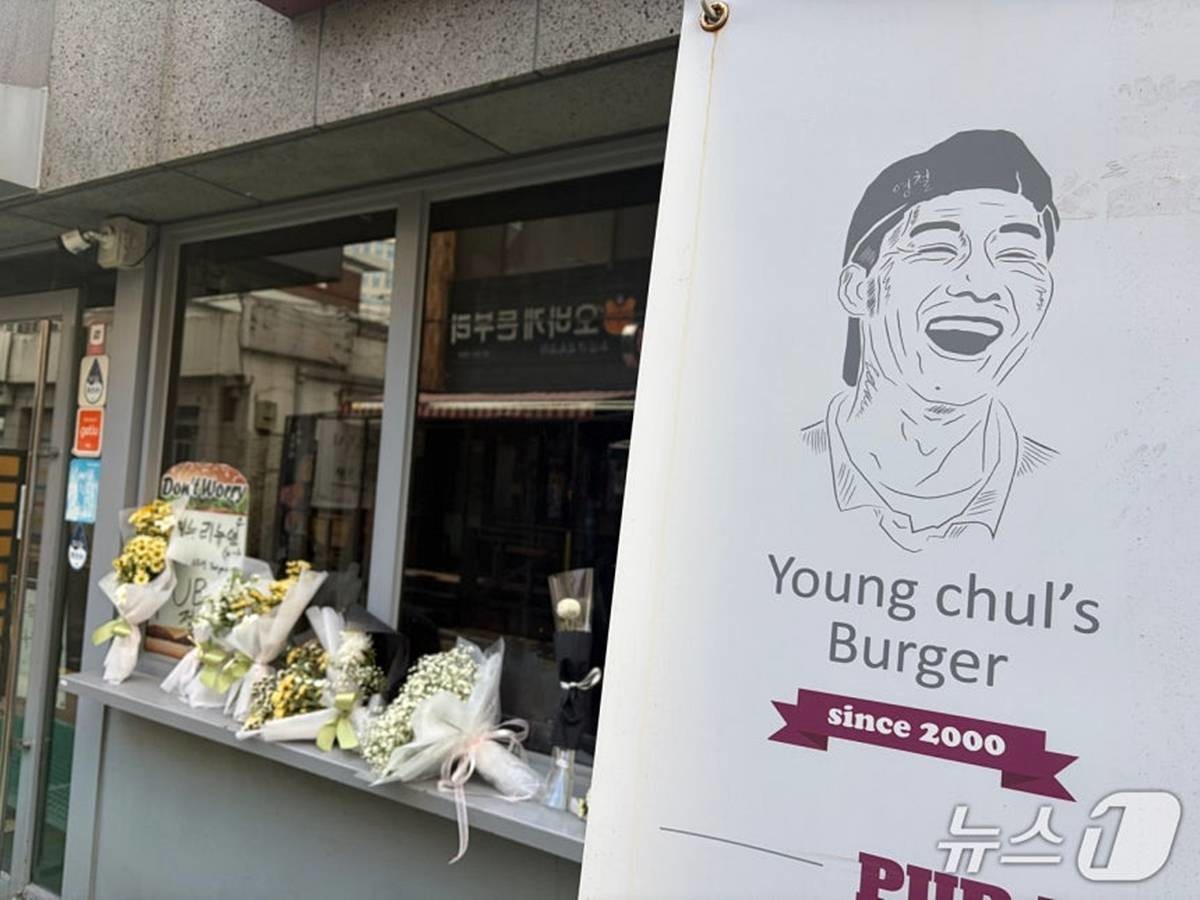 14일 오전 서울 성북구 안암동에 있는 영철버거 앞에 흰 꽃다발이 줄지어 놓였다 / 뉴스1