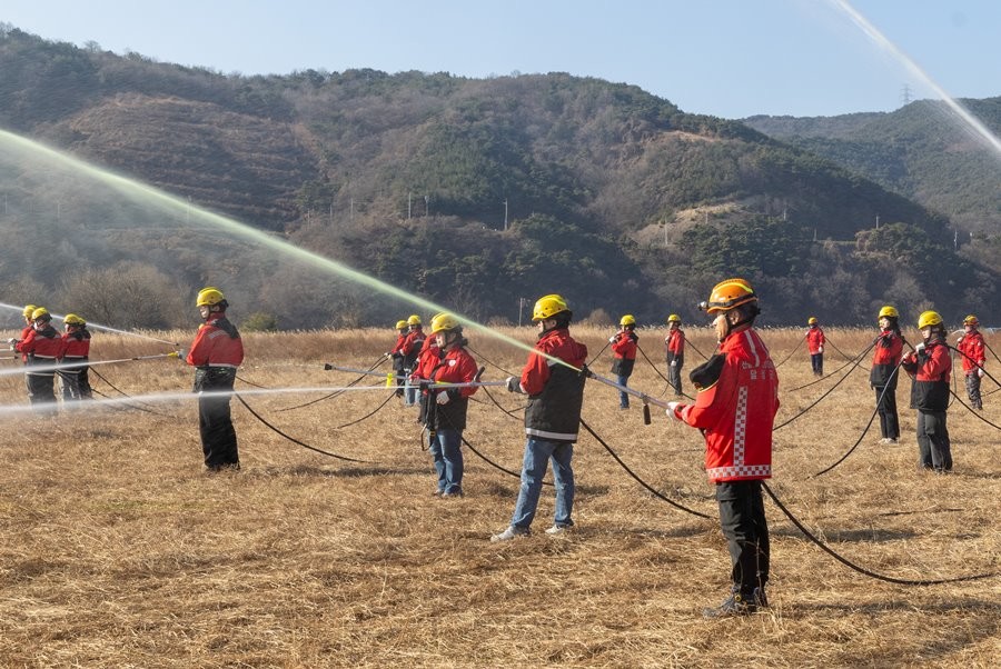 대구 달성군 산불대원들이 지난 12일 구지오토캠핑장 인근에서 산불진화통합훈련을 하고 있다. / 대구 달성군 제공