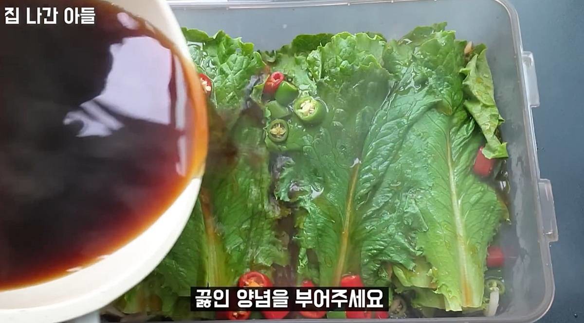 팔팔 끓인 양념 상추 위에 부어주기 / 유튜브 '집나간아들'