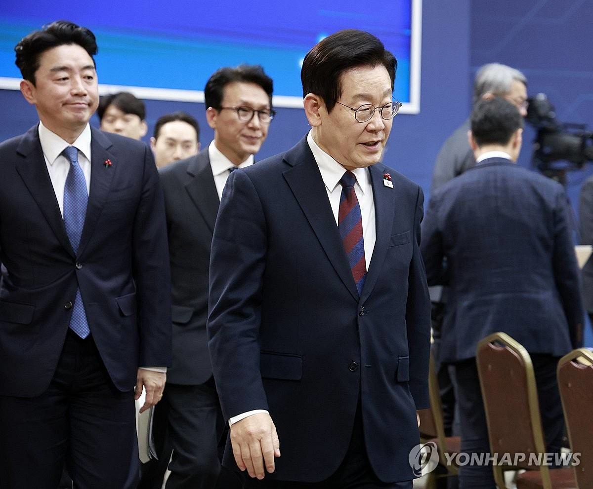 이재명 대통령이 지난 11일 세종시 정부세종컨벤션센터에서 열린 농림축산식품부(농촌진흥청·산림청)-고용노동부 업무보고를 마친 뒤 행사장을 나서고 있다 / 연합뉴스