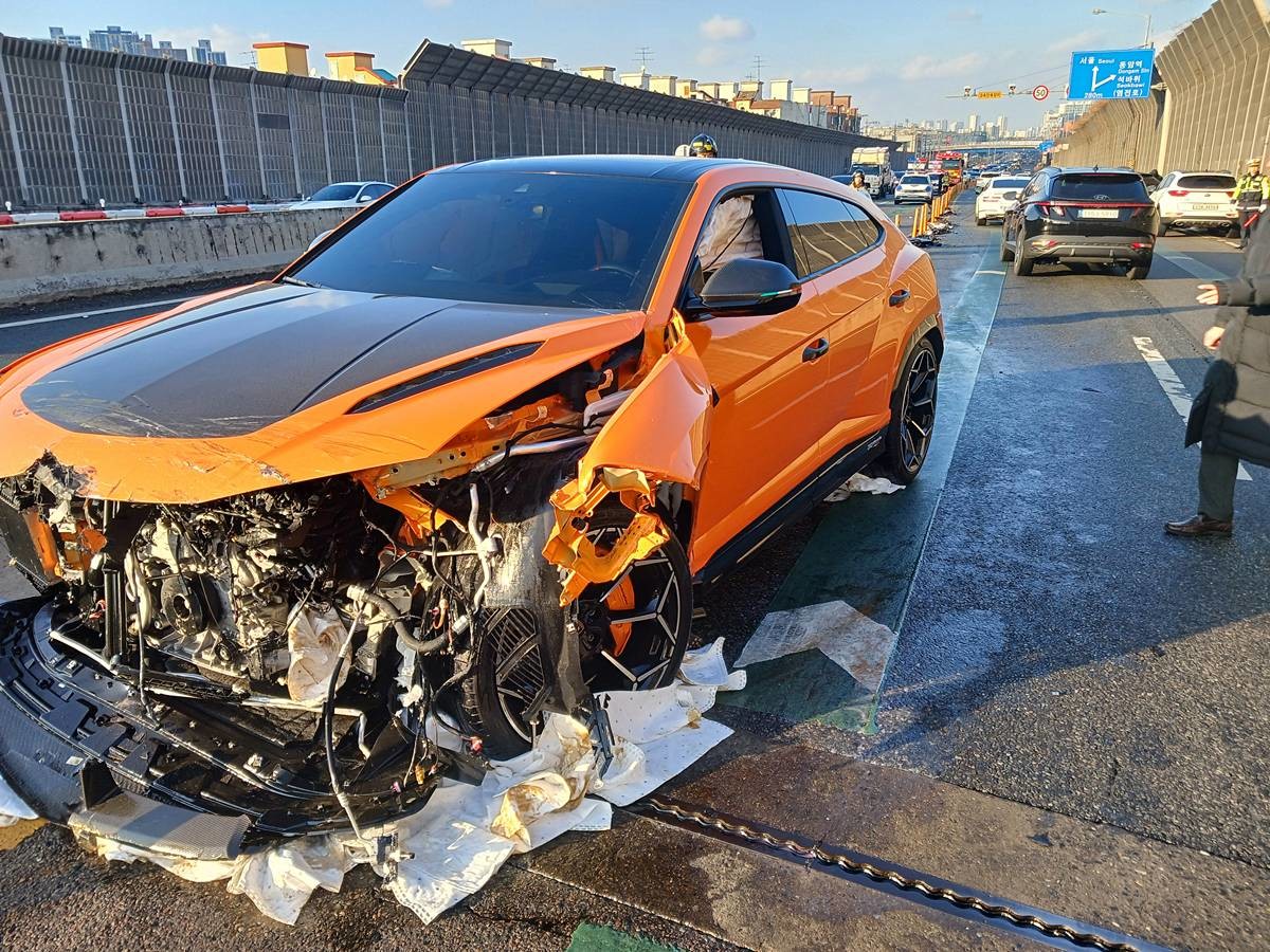 14일 오후 2시 32분쯤 인천시 미추홀구 도화동 인천대로 도화IC 인근에서 람보르기니 차량이 반대편에서 오던 포르쉐와 포드 등 차량 3대를 들이 받았다. 이 사고로 람보르기니 탑승자 2명 중 1명이 경상을 입었으며, 람보르기니와 포르쉐 차량에서 기름이 유출돼 왕복 4차로 중 2개 차로 통행이 통제되고 있다. 사진은 이날 사고 난 람보르기니 차량 / 인천소방본부 제공, 뉴스1