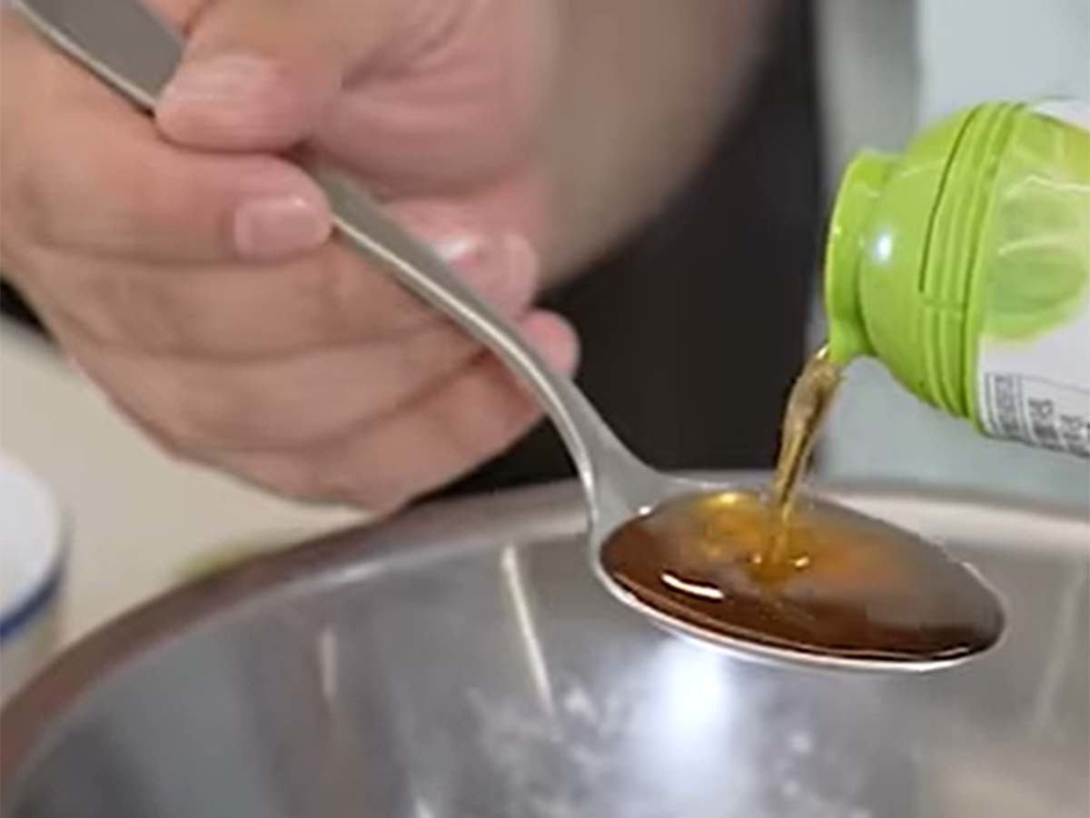 갈빗살 양념을 만드는 모습. / '셰프이원일' 유튜브 채널