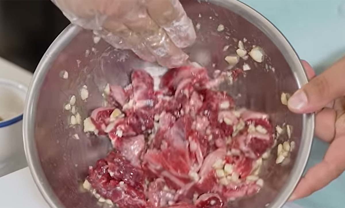 연두, 다진 마늘, 후춧가루, 참기름으로 양념한 갈빗살. / '셰프이원일' 유튜브 채널