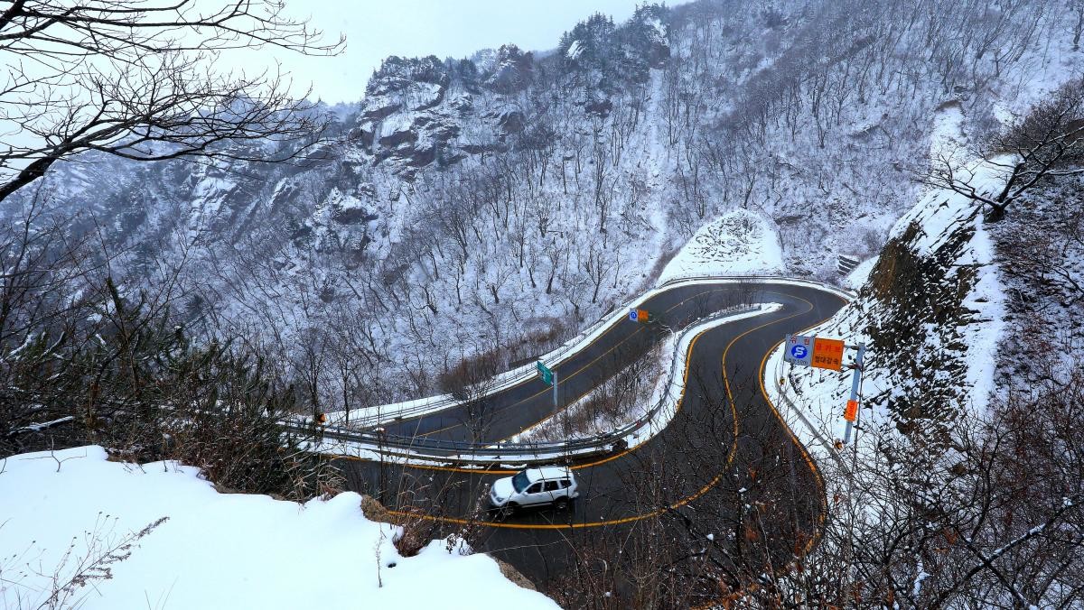 지난 13일 기상청이 영서북부를 중심으로 대설주의보를 발효한 가운데 강원 인제군 한계령 일원에 많은 눈이 내려 쌓였다. / 뉴스1