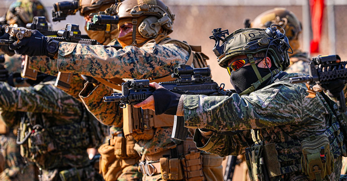 해병대사령부는 파주와 동두천 일대 훈련장에서 특수수색대대와 미 해병대 III-MEF 수색부대가 한미 해병대 KMEP 연합수색훈련을 했다. 사진에서 한미 해병대 수색부대 장병들이 권총과 소총을 활용한 실사격훈련을 하고 있다. / 뉴스1