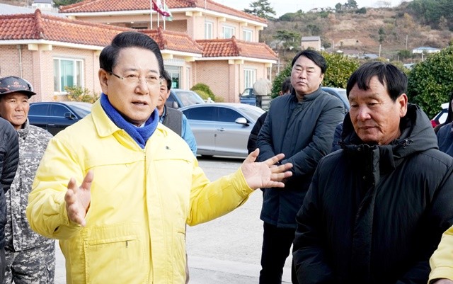 김영록 전라남도지사가 14일 완도군 약산면 득암리에서 완도 미역 양식장 피해 현황 및 건의사항을 청취하고 신속한 피해복구 대책을 당부하고 있다.