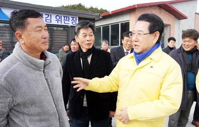 김영록 전라남도지사가 14일 완도군 약산면 득암리 미역 양식장 피해 현장을 방문, 양식 어민들을 격려하고 있다.