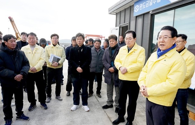 김영록 전라남도지사가 14일 완도군 약산면 득암리에서 완도 미역 양식장 피해 현황 및 건의사항을 청취하고 신속한 피해복구 대책을 당부하고 있다.