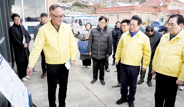 김영록 전라남도지사가 14일 완도군 약산면 득암리에서 완도 미역 양식장 피해 현황 및 건의사항을 청취하고 있다.
