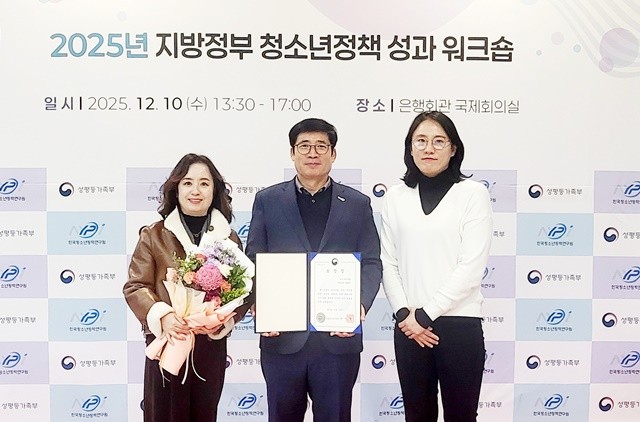 윤성태 함평군 가족행복과장(가운데)이 관계자들과 기념촬영을 하고 있다.