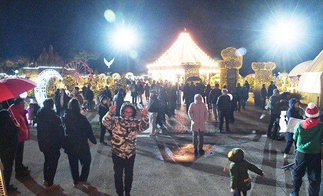 휴일인 14일, 전남 함평엑스포공원에서 성황리에 열리고 있는 '2025 함평겨울빛축제' 현장은 궂은 날씨에도 불구하고 축제를 즐기려는 관광객들의 발길로 뜨겁게 달아올랐다. / 이하/노해섭 기자