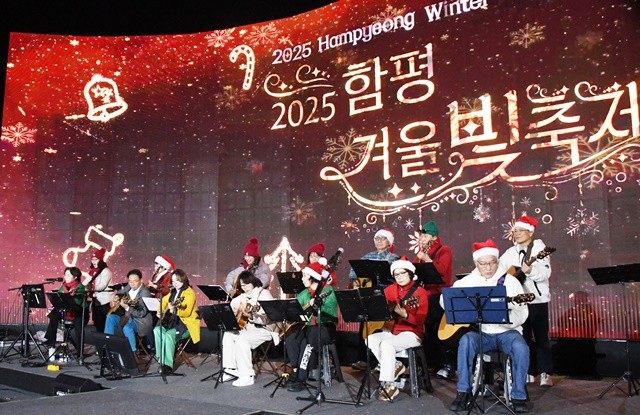 평생학습 동아리 회원들이 선보이는 감미로운 통기타와 하모니카 연주가 울려 퍼지자 관객들은 빗소리와 어우러진 아름다운 선율에 흠뻑 빠져들었다.