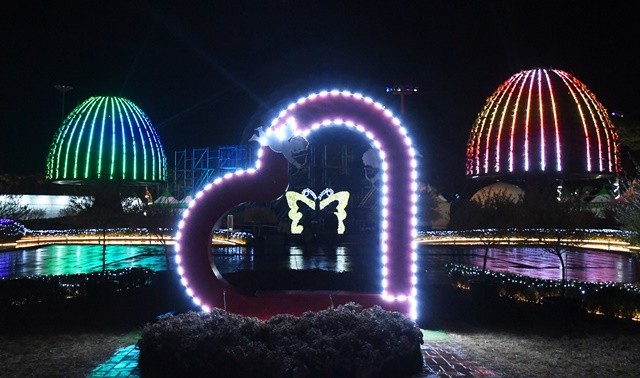 하트 조형물과 꿈나무 희망나무의 화려한 불빛