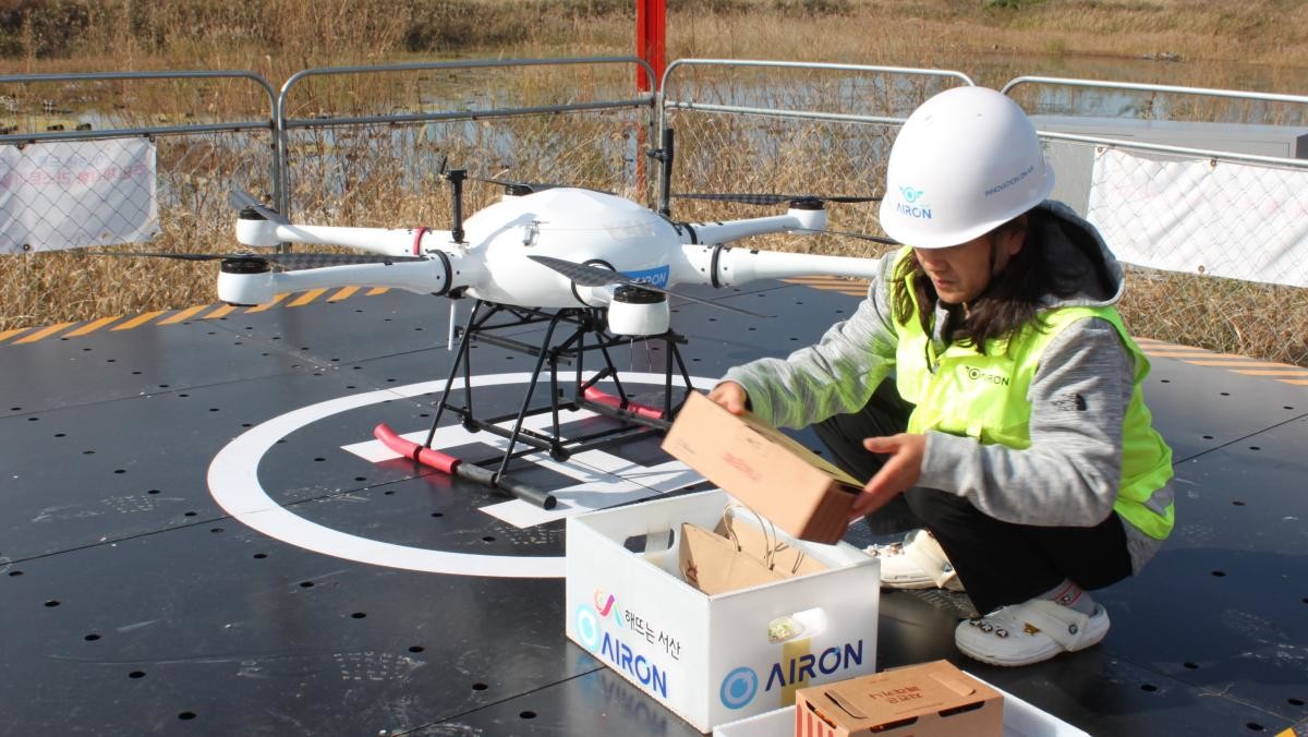 서산시가 지난 6월 도입한 드론 배송 상용화 서비스가 정착 단계에 접어들었다. / 연합뉴스