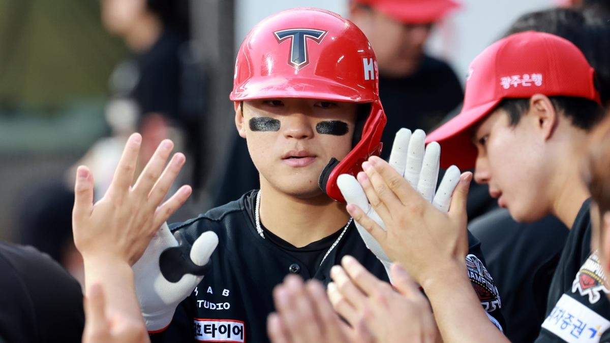 지난 5월 21일 오후 경기 수원 KT위즈파크에서 열린 '2025 신한 SOL뱅크 KBO 리그’ KIA 타이거즈와 kt 위즈의 경기, KIA 김도영이 3회초 1사 3루 상황 3루주자 박찬호를 불러들이는 희생 플라이를 친 뒤 더그아웃에서 동료들의 축하를 받고 있다. / 뉴스1