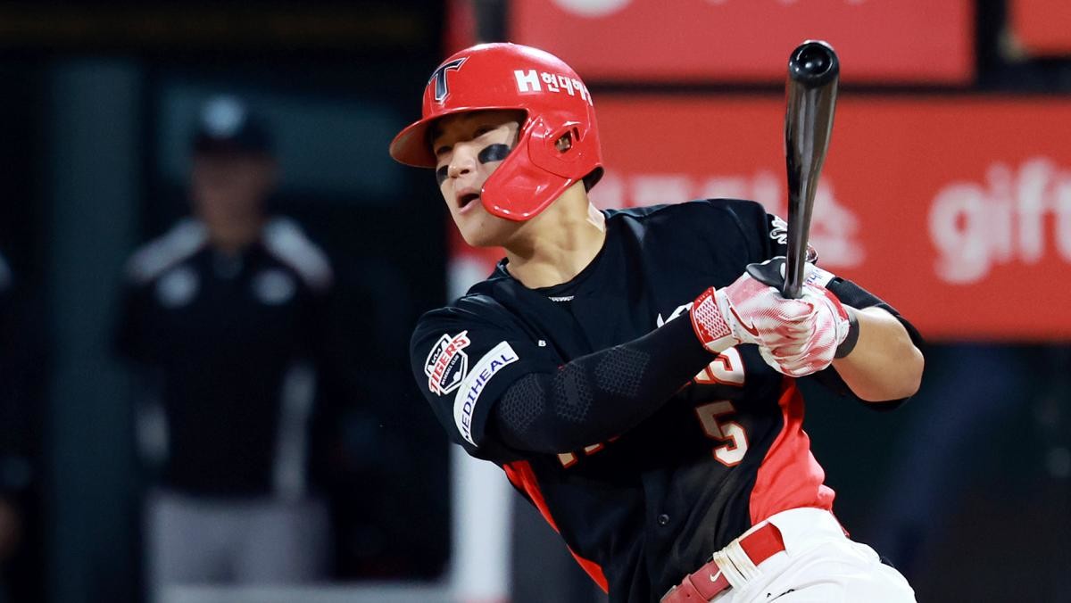 지난 5월 21일 오후 경기 수원 KT위즈파크에서 열린 '2025 신한 SOL뱅크 KBO 리그’ KIA 타이거즈와 kt 위즈의 경기, KIA 김도영이 7회초 2사 타격을 하고 있다. / 뉴스1