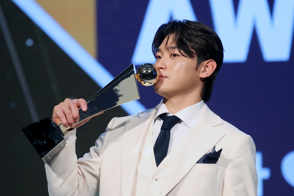 지난해 11월 26일 오후 서울 송파구 잠실 롯데월드 호텔에서 열린 프로야구 '2024 신한 SOL 뱅크 KBO리그' 시상식에서 MVP에 선정된 KIA 김도영이 트로피와 함께 기념촬영하고 있다. / 뉴스1