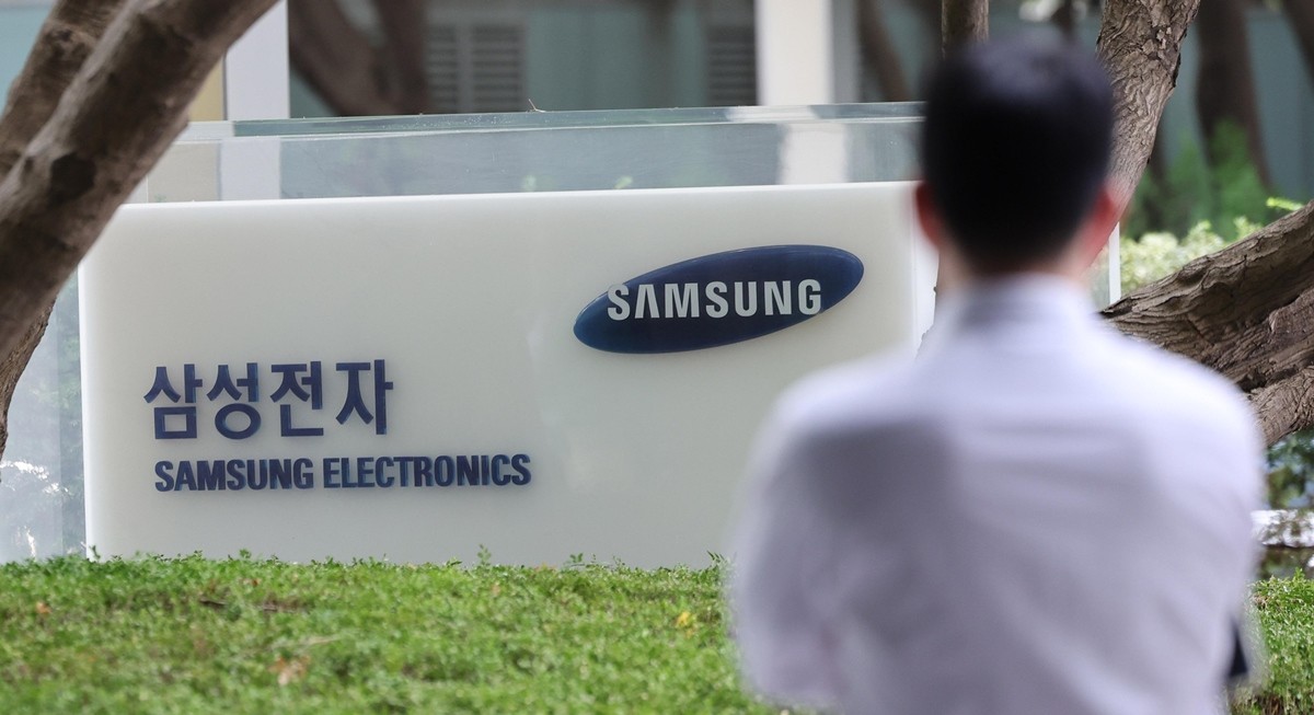 서울 서초구 삼성전자 서초사옥에 서 있는 직원. / 뉴스1