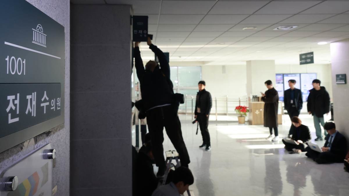 경찰이 정치권 인사들의 통일교 금품 수수 의혹과 관련해 첫 강제수사에 착수한 15일 국회의원회관 내 전재수 전 해양수산부 장관 사무실 앞에 취재진이 대기하고 있다. / 연합뉴스