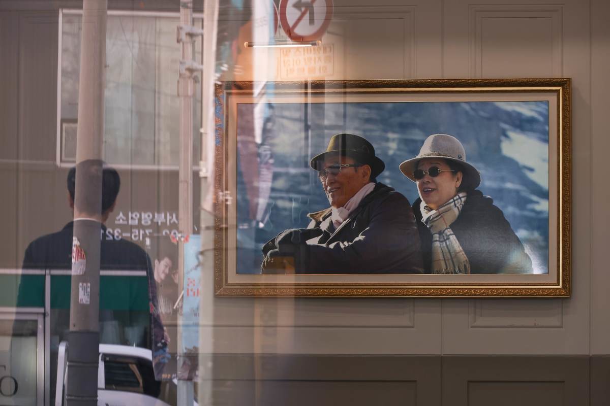 경찰이 정치권 인사들의 통일교 금품 수수 의혹과 관련해 첫 강제수사에 나선 15일 서울 용산구 세계평화통일가정연합 한국본부 로비에 한학자 통일교 총재(오른쪽)와 고 문선명 통일교 총재 사진이 걸려 있다. / 연합뉴스