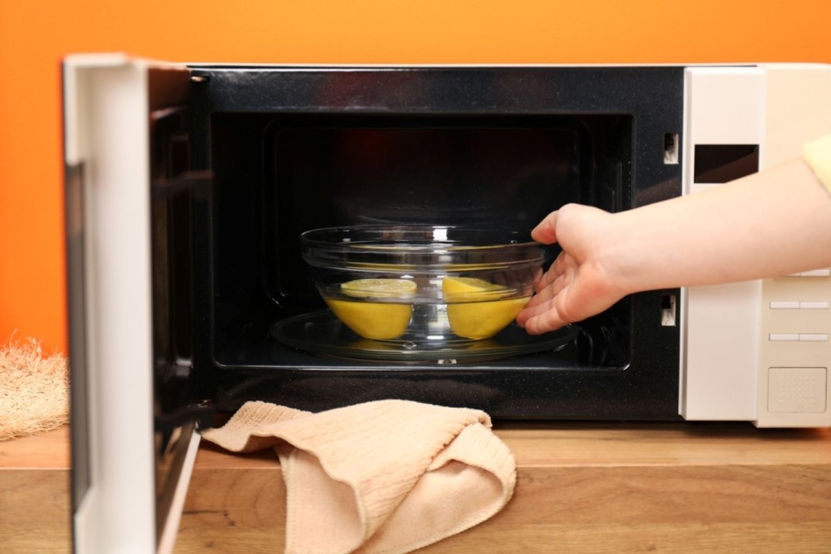 전자레인지에 레몬을 넣은 모습 / New Africa-shutterstock.com