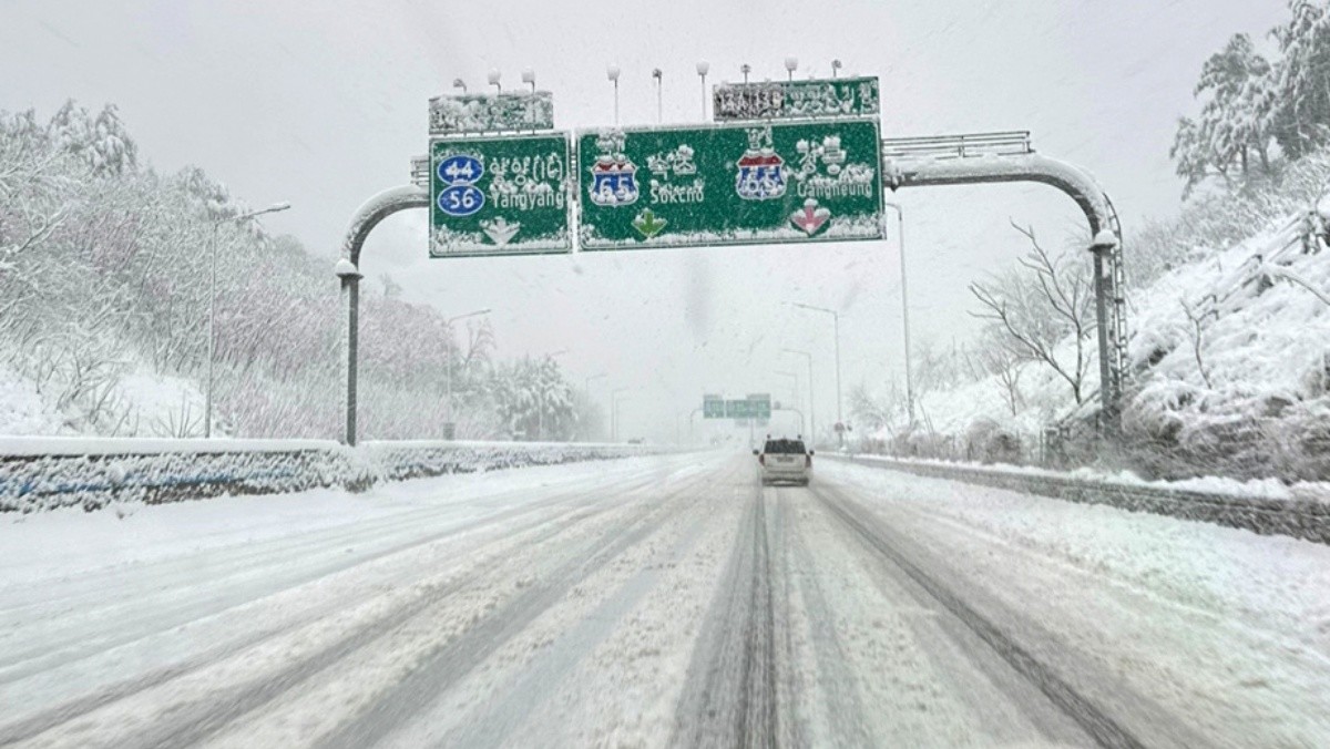 폭설에 눈 쌓인 고속도로 / 뉴스1