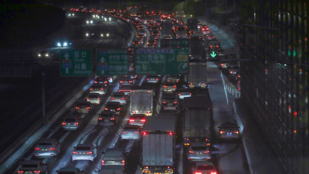 경기 시흥시 수도권 제1순환고속도로에 눈이 쌓여 퇴근길 차량들이 거북이 주행을 하고 있다. 기사의 이해를 돕기 위한 사진 / 뉴스1