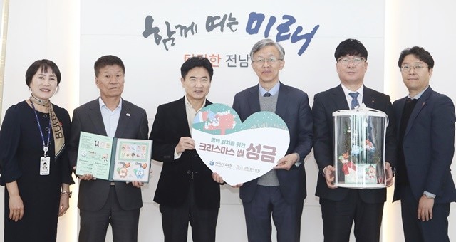 전라남도교육청과 대한결핵협회 광주·전남지부 관계자들이 15일 전남교육청 교육감실에서 ‘2025 크리스마스 씰 증정식’을 갖고, 기념사진 촬영을 하고 있다.