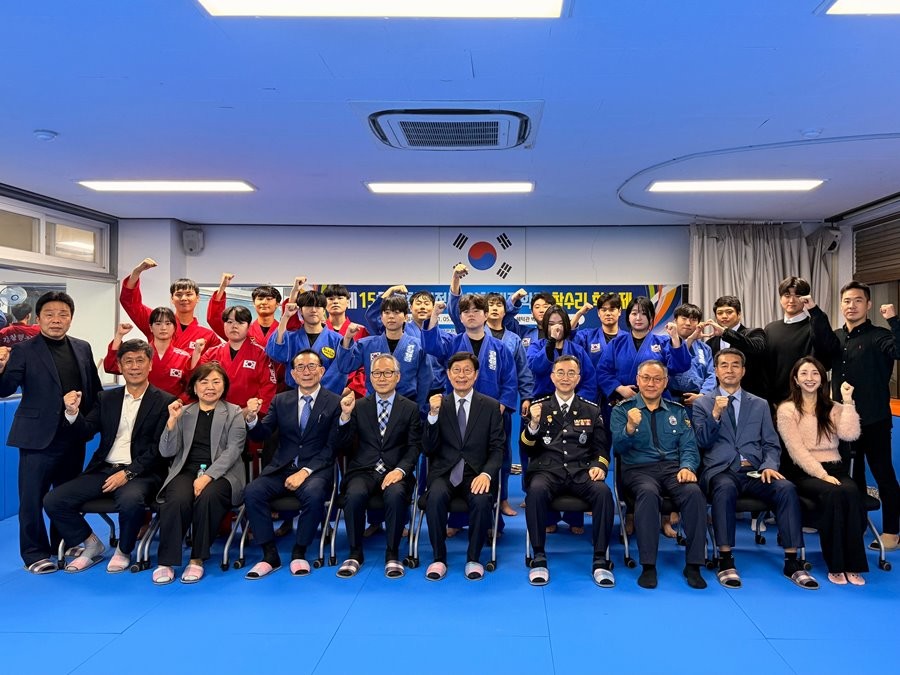 2025년 경찰공무원 채용시험 전국 전문대 최다 합격자를 배출한 계명문화대 경찰행정과 학생들과 관계자들이 기념촬영을 하고 있다. / 계명문화대 제공