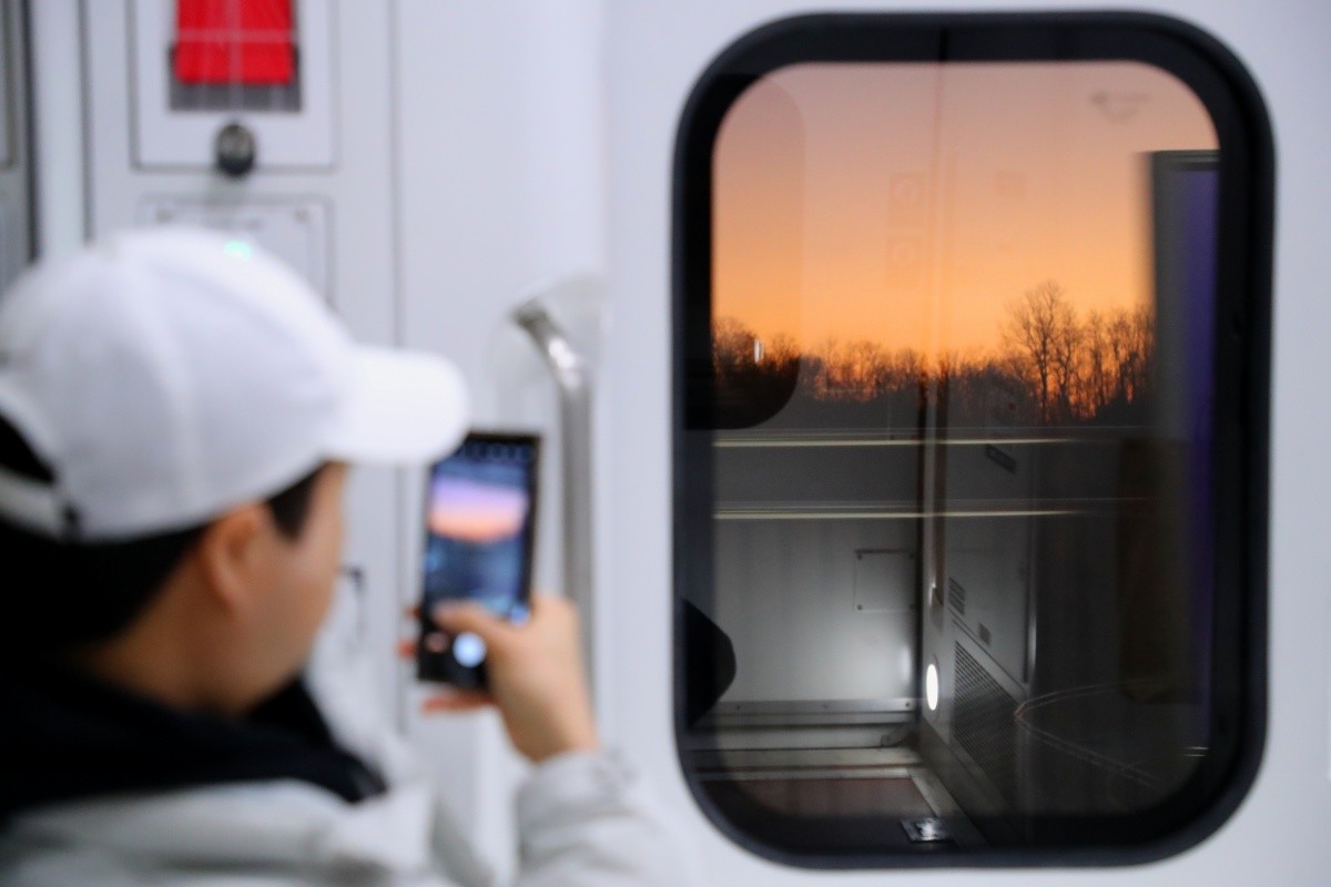 강원 강릉역에서 부산(부전역)으로 향하는 열차에서 탑승객이 일출을 감상하고 있다.