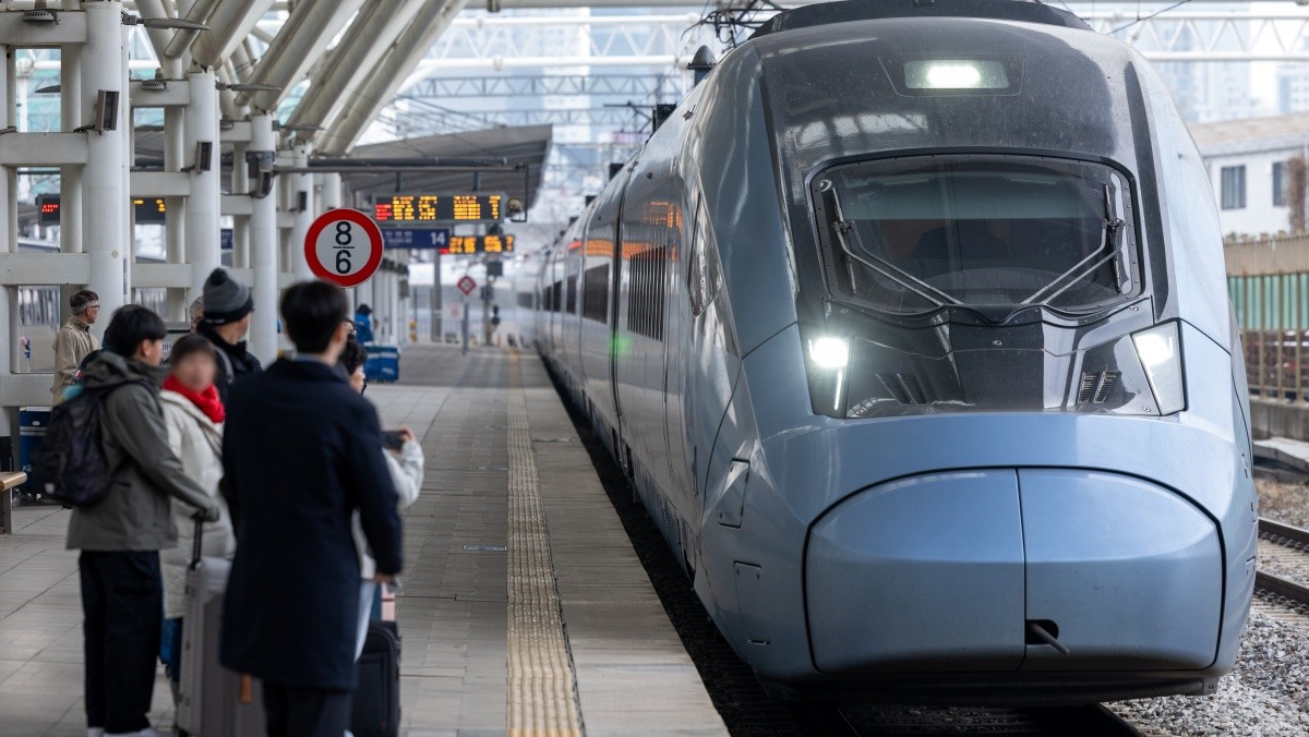 서울 용산구 서울역 플랫폼으로 중앙선 KTX-이음 열차가 들어오고 있다. 기사의 이해를 돕기 위한 사진 / 뉴스1