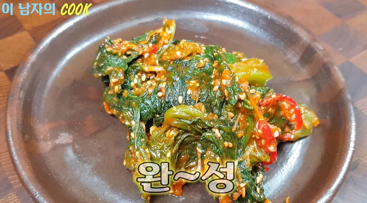 완성된 '상추 나물' / 유튜브 '이 남자의 cook'